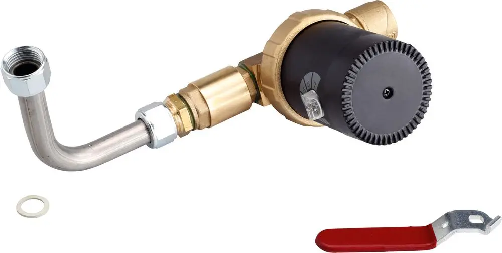 Zubehörteil für Frischwasserstationen, gefertigt aus Metall und Kunststoff, mit einem gebogenen Anschlussrohr, einem Drehregler und einer roten Halterung, produziert von Bosch.