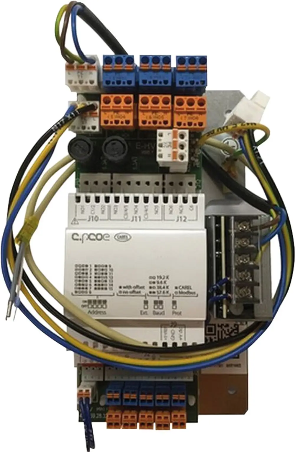 Funktionales Elektronikmodul von Bosch zur Erweiterung von Luftwärmepumpen, ausgestattet mit Anschlussklemmen und verschiedenen Leitungen für die Integration in Heizsysteme.