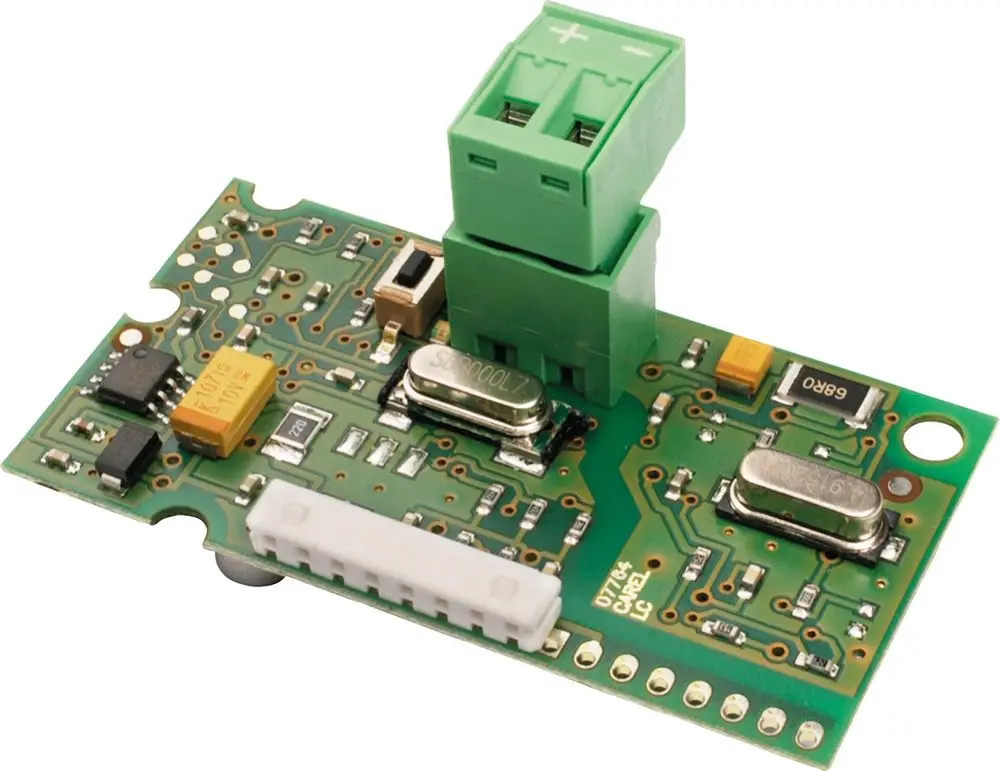 Leiterplatte mit verschiedenen elektronischen Bauteilen, darunter Kondensatoren und Widerstände, zur Verwendung in einem Bosch Zubehör für Luftwärmepumpen.