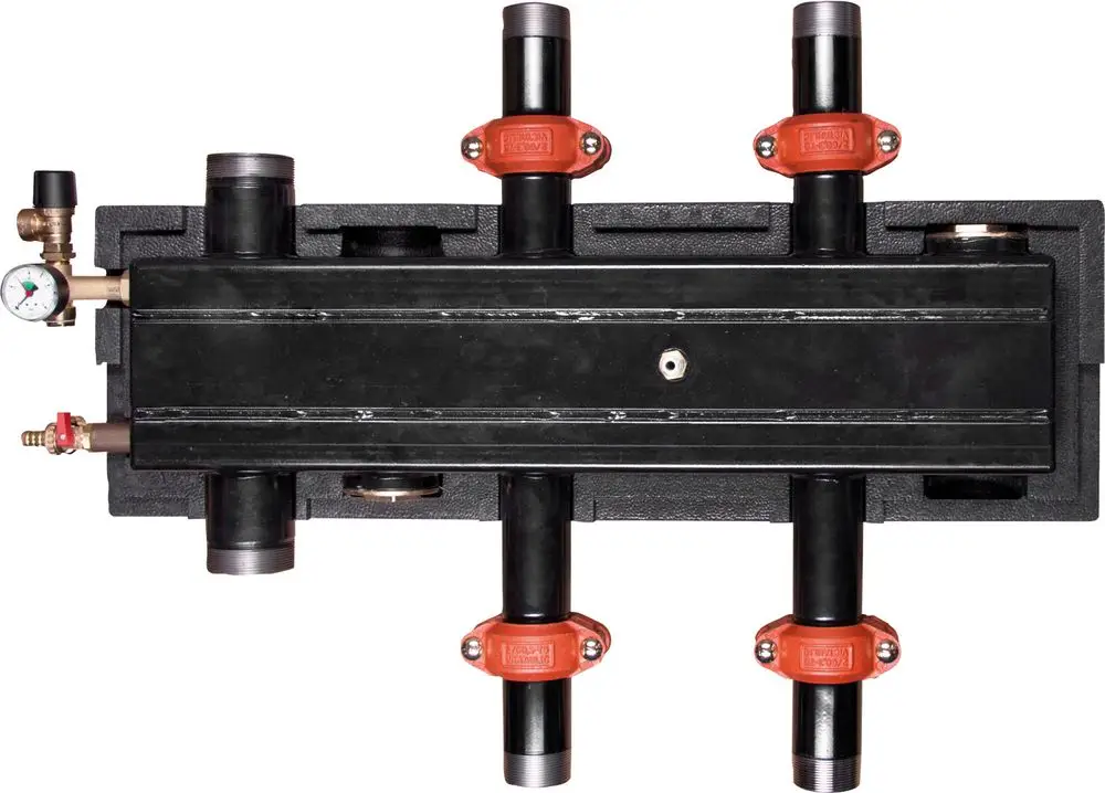 Verteiler für Luftwärmepumpen mit mehreren Anschlüssen, Druckmessgerät und Regelventilen. Produkt von Bosch für die Installation und Verteilung von Heizungswasser.