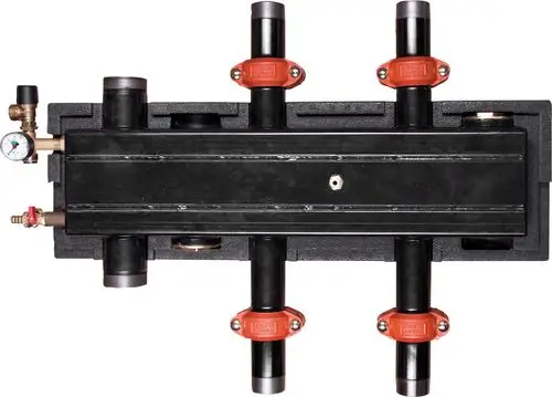 Verteiler für Luftwärmepumpen mit mehreren Anschlüssen, Druckmessgerät und Regelventilen. Produkt von Bosch für die Installation und Verteilung von Heizungswasser.