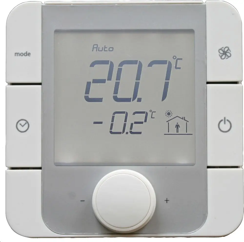 Raumregler von Bosch mit digitalem Display. Zeigt aktuelle Temperatur von 20,7 °C und Einstellparameter an. Bedienung über Drehknopf und Tasten für Moduswahl.