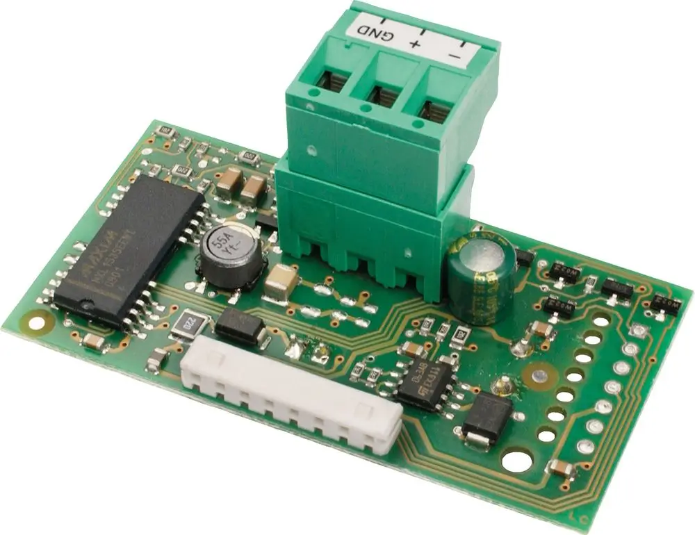 Grünes Erweiterungsmodul von Bosch mit Anschlüssen für Modbus-Anbindung, aufzubauen auf einer Leiterplatte mit verschiedenen Bauteilen und einem Mikrocontroller.