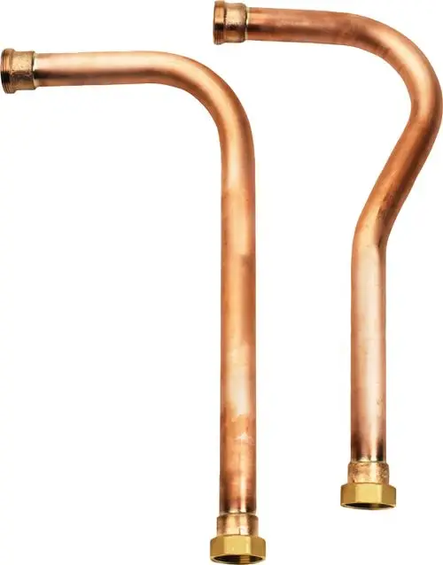Kupferrohre in gebogener Form mit messingfarbenen Anschlüssen, geeignet als Zubehör für Bosch-Luftwärmepumpen.
