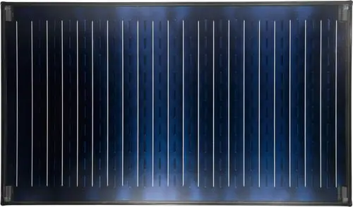 Flachkollektor für Solarthermieanlagen mit vertikalen, schmalen Öffnungen auf einer dunklen Oberfläche, entworfen zur effizienten Wärmeerzeugung durch Sonnenlicht.
