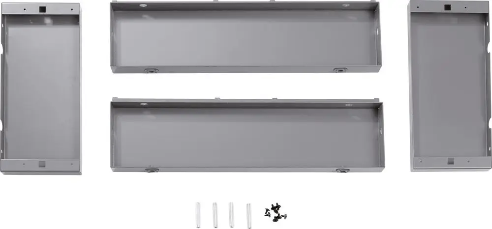 Drei graue Metallboxen mit Schrauben und Verbindungsstücken, wahrscheinlich für die Montage eines Bosch Heizkessels.