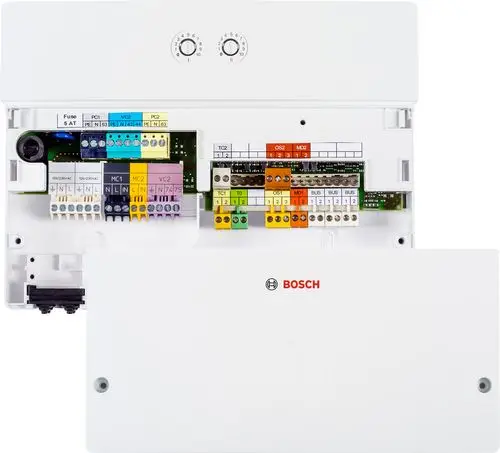 Bosch Regelungssystem mit sichtbaren Anschlussklemmen, Sicherungen und Steuerungen, in einem kompakten weißen Gehäuse.