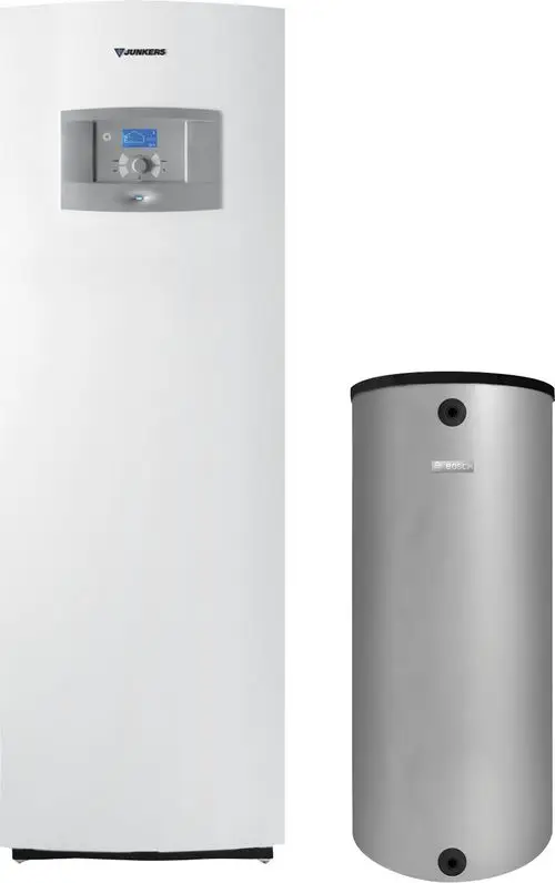 Weißer Waermepumpen-Kühlschrank mit digitalem Display und Bedienfeld, neben einem silbernen Warmwasser-Speicher.