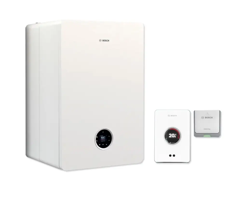 Weißes wandhängendes Gas-Brennwertgerät von Bosch mit digitalem Display. Rechts sind ein Thermostat und ein Sender zur drahtlosen Steuerung sichtbar.