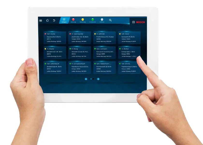 Handheld-Tablet mit Benutzeroberfläche von Bosch, zeigt Wartungsdaten und Informationen zu verschiedenen Kunden. Finger deutet auf eine Auswahl auf dem Bildschirm.
