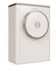 Weißes Wärmepumpengerät von Bosch mit runder Front und Lüftungsgitter. Das Produkt ist für die Außeninstallation konzipiert und hat eine kompakte Bauform.