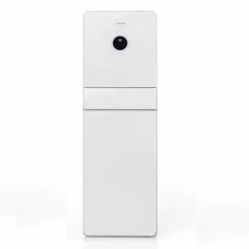 Ein moderner, weißer Kühlschrank mit minimalistischen Linien und einem runden schwarzen Türgriff.