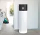 Weiße Wärmepumpe von Bosch mit schwarzem Oberteil, aufgestellt in einem Raum, daneben Reinigungsgeräte und ein Waschbecken.
