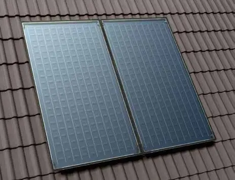 Zwei Solar-Flat-Module von Bosch auf einem terrakottafarbenen Dach montiert. Die Module sind in vertikaler Anordnung.