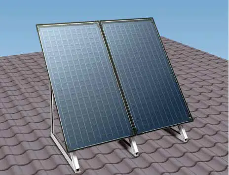 Sonnenkollektor von Bosch auf einem Dach montiert, bestehend aus zwei flachen Modulen, die in einem senkrechten Winkel ausgerichtet sind.