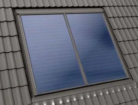 Sonnenkollektor von Bosch, flach und vertikal montiert. Er ist auf einem grauen Dach mit Struktur sichtbar, spiegelt das Licht wider und hat zwei große Glasflächen.