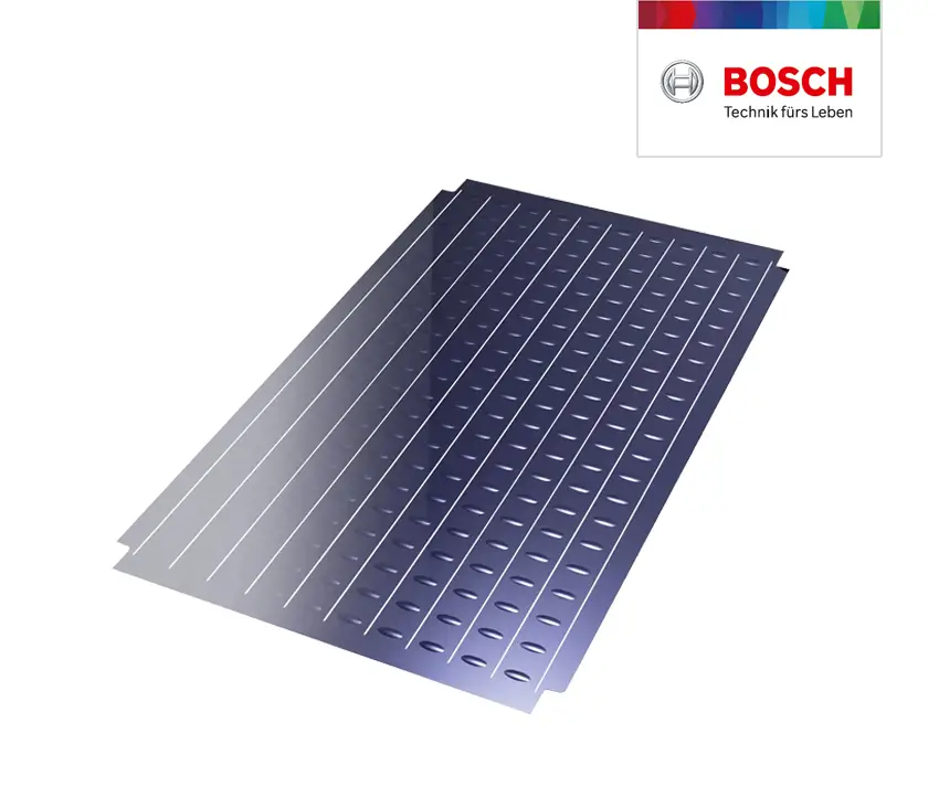Sonnenkollektor in dunkler Farbgebung, mit parallelen Leitungen und strukturiertem Design, von der Marke Bosch, auf flacher Oberfläche platziert.
