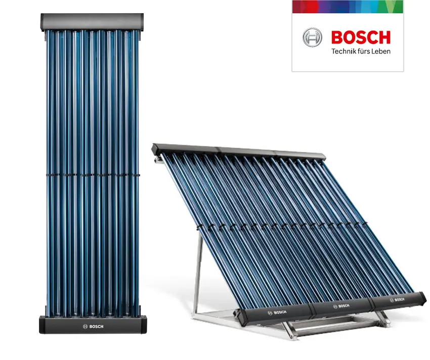 Zwei Sonnenkollektoren von Bosch, die Vakuumröhren nutzen, einer vertikal und der andere in einem geneigten Stand. Beide haben eine strukturierte Oberfläche und sind für die Wassererwärmung konzipiert.