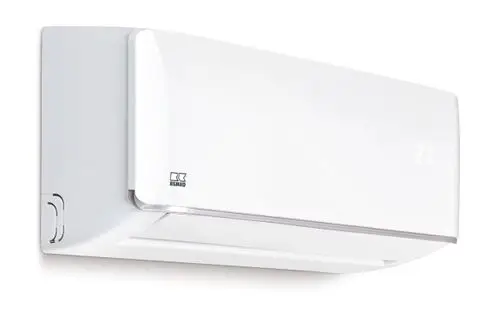 Weiße Wandklimaanlage mit digitalem Temperaturdisplay und stylischem Design.