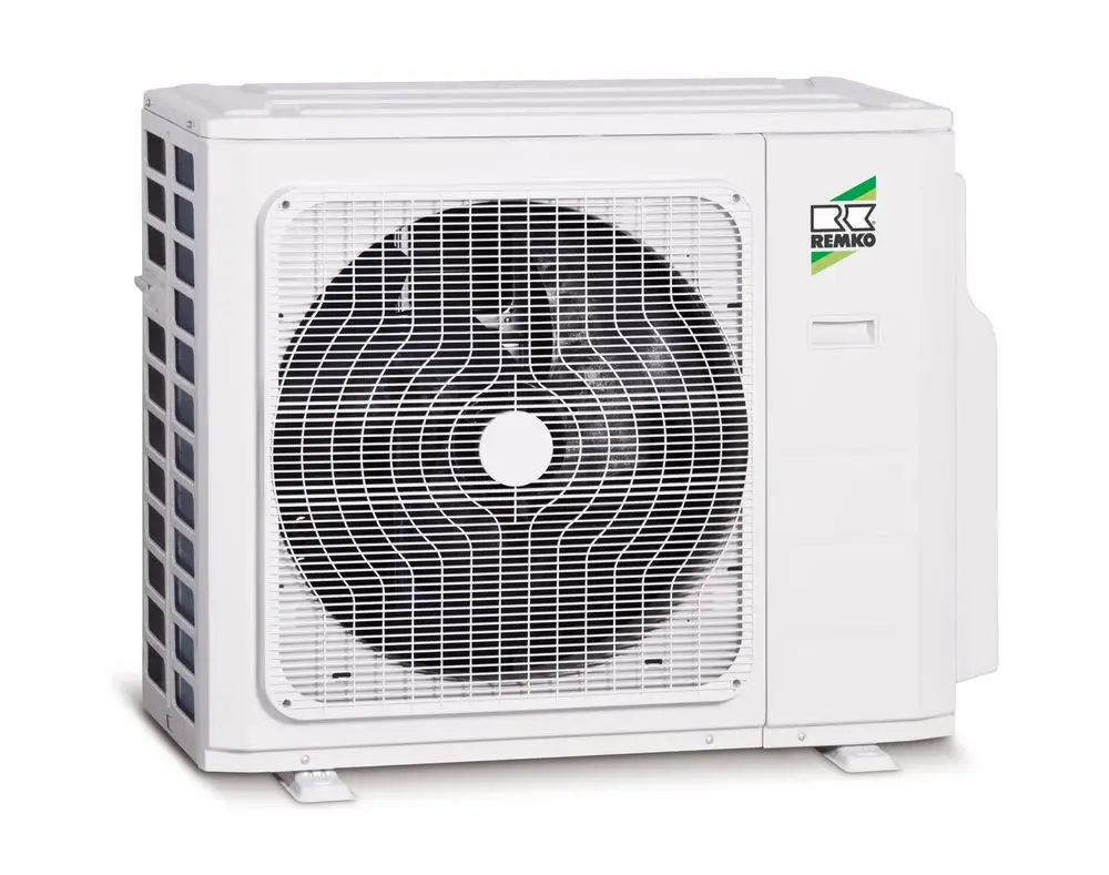 Kompakte, weiße Außeneinheit eines Klimasystems mit großem Ventilator. An der Seite ist das Logo der Marke Remko sichtbar.