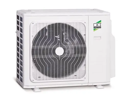 Kompakte, weiße Außeneinheit eines Klimasystems mit großem Ventilator. An der Seite ist das Logo der Marke Remko sichtbar.