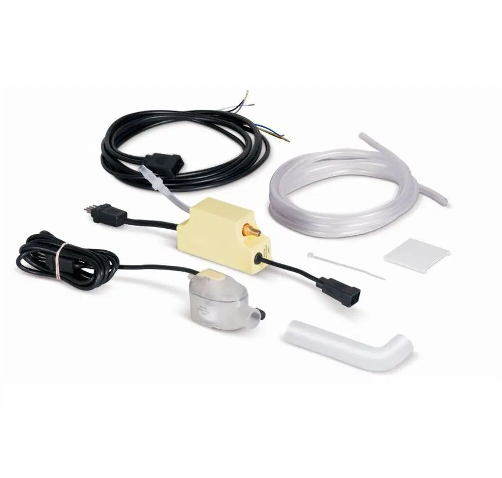 Kondensatpumpe von Remko mit verschiedenen Kabeln, Schläuchen und einem Pumpenelement. Zubehörteile zur Installation liegen bei.