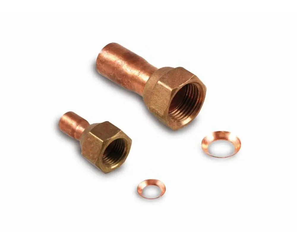 Remko Adapter-Set aus Metall mit zwei verschiedenen Größen, darunter eine Gewindeverbindung, sowie zwei Kupferdichtungen zur Verwendung in Rohrsystemen.