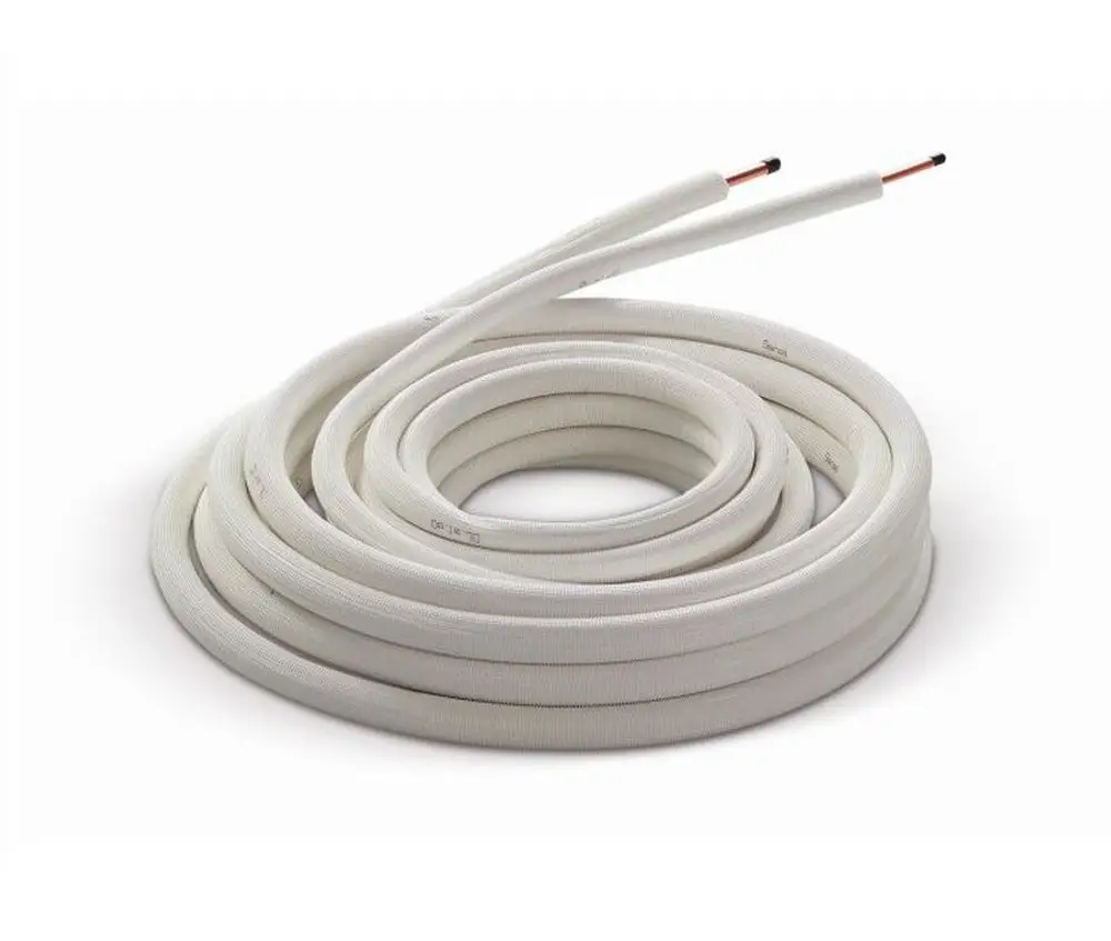 Kältemittelleitung von Remko, gewickelt und in weiß, mit zwei Leitungen, die in der Mitte aufeinanderliegen. Ideal für Kühl- und Klimaanlagen.