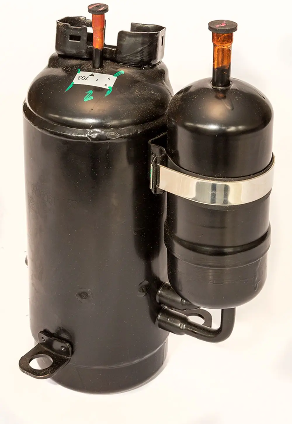 Zwei schwarze Kompressoren, einer größer mit einem Anschluss auf der Seite und ein kleinerer direkt daneben, beide mit orangefarbenen Ventilen, für Anwendungen von Daikin.