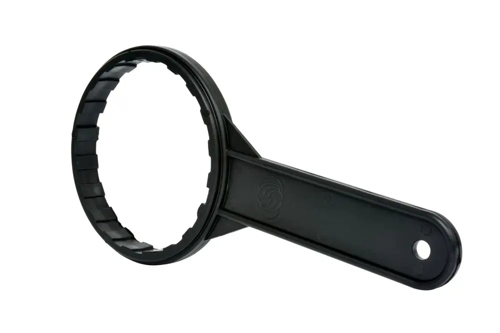 Schwarzer Kunststoffschlüssel von Reflex Winkelmann zur Handhabung von Filterköpfen, mit griffigem Rand und langem Griff für einfache Bedienung.