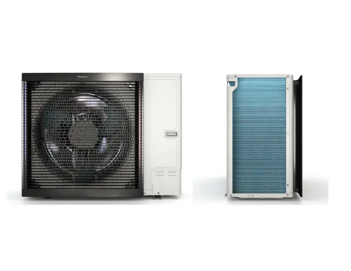 Daikin Wärmepumpen-Außengerät mit großem Ventilator und Kühler, graues Gehäuse und seitliche Anschlüsse, geeignet für 3-phasige Stromversorgung.