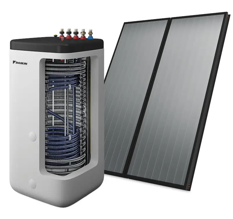 Daikin-Wärmepumpe mit aufgesetzten Anschlussleitungen und zwei Solarpanelen im Hintergrund, die für die Wärme- und Energiegewinnung ausgelegt sind.