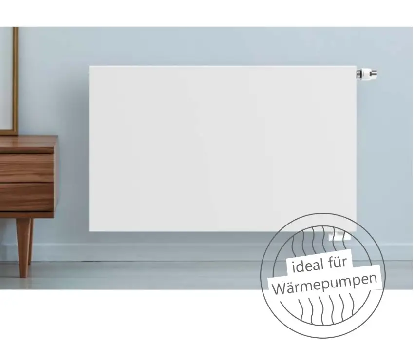 Weißer Heizkörper von Stelrad an einer hellblauen Wand vor einem Möbelstück, ideal für den Einsatz mit Wärmepumpen.