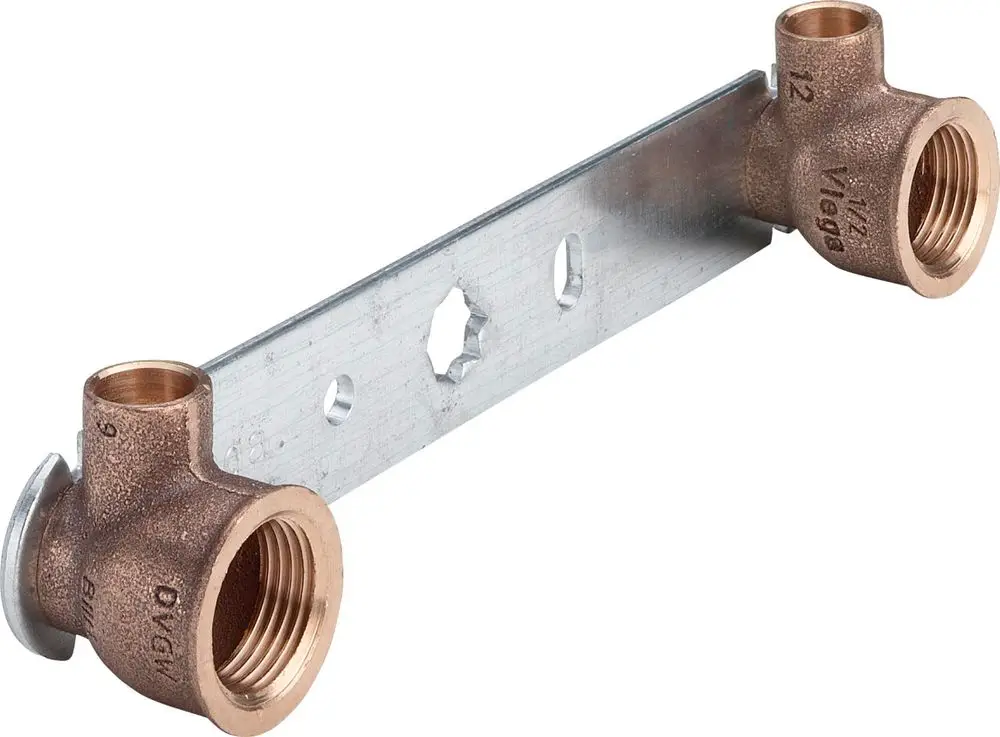 Montageeinheit aus Rotguss mit zwei Anschlussgewinden für Rohrleitungen, befestigt an einer verzinkten Stahlplatte, Marke Viega.