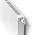 Weißer Heizkörper mit horizontalen Längsrippen und Thermostatventil, montiert an einer Wand. Produkt von Stelrad.