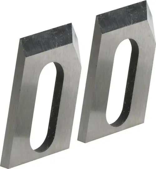 Zwei metallene Werkzeuge mit schrägen Kanten und ovalen Ausschnitten, vermutlich für Rohrleitungstechnik oder ähnliche Anwendungen.
