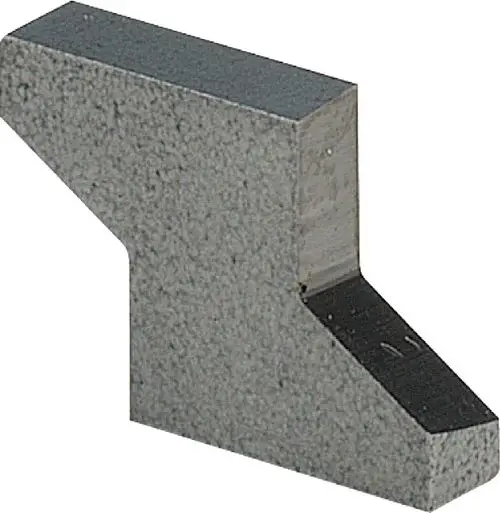 Grau gefärbter Gewindeverbinder aus Rotguss oder Siliziumbronze mit einer speziellen Form für Rohrleitungstechnik.