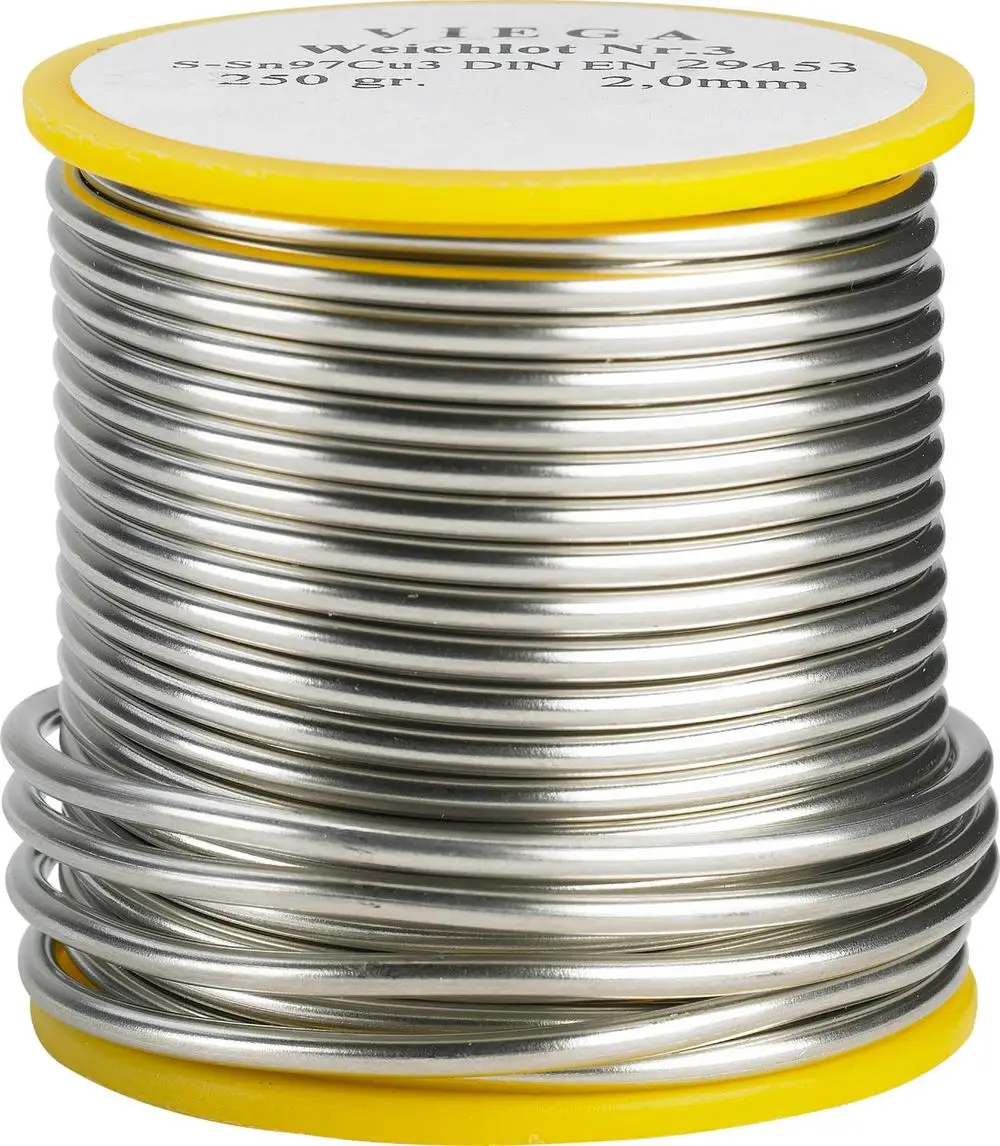 Spule mit Weichlot von Viega, metallisch glänzend, auf gelbem Untergrund, mit mehreren Wicklungen sichtbar.