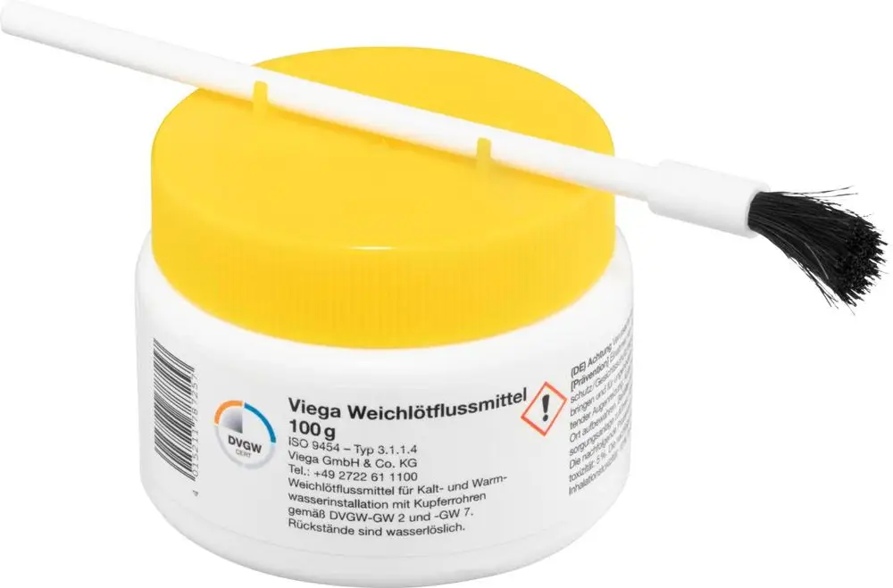 Viega Weichlötflussmittel in einem gelben Behälter mit einem Pinselaufsatz. Der Behälter ist rund und enthält flüssiges Material für Lötarbeiten.