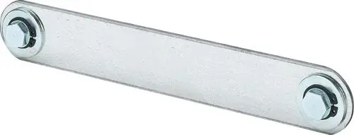 Eine metallene Verbindungsschiene mit zwei Sechskantschrauben an den Enden, die in der Rohrleitungstechnik verwendet wird.