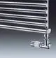 Verchromter Heizkörper mit horizontalen Rohren und einem Oventrop-Thermostatventil im unteren Bereich.