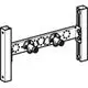 Traversonenlement von Geberit mit zwei Anschlüssen für Wandarmatur. Gehärtete Oberfläche, Montagemöglichkeit an Wand, standardisierte Bohrungen sichtbar.