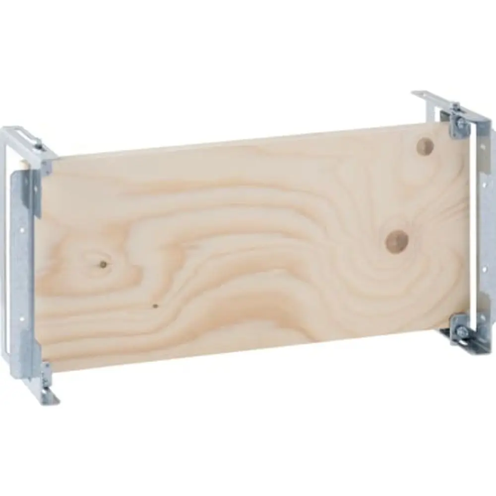 Montageplatte aus Holz mit Metallbeschlägen, geeignet für verschiedene Anwendungen, hergestellt von Geberit. Montagemöglichkeiten an beiden Seiten erkennbar.