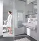 Zehnder Elektroheizkörper an der Wand, vertikal montiert, vor hellem Hintergrund mit Handtüchern und modernem Badezimmerdesign.