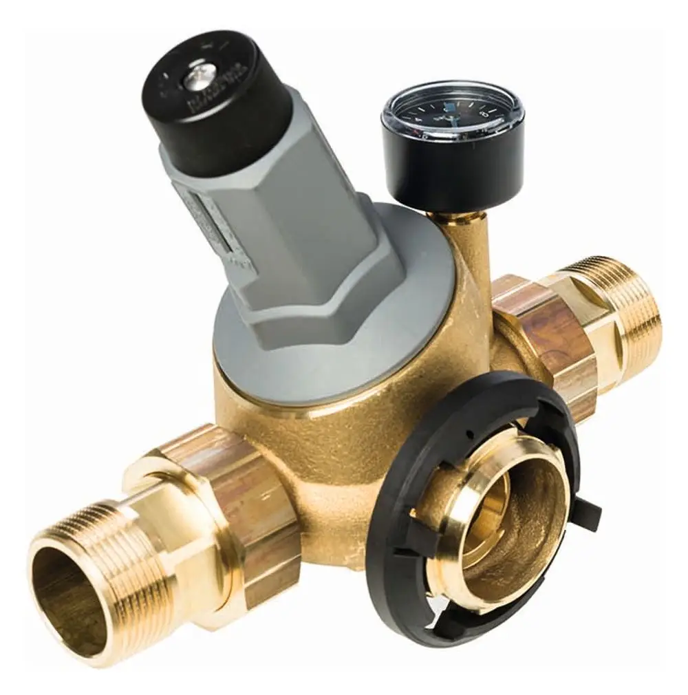 Druckminderer mit Manometer und Anschlussmöglichkeiten, gefertigt von BWT. Das Modul weist eine robuste Bauweise auf und ist für Wasserinstallationen konzipiert.
