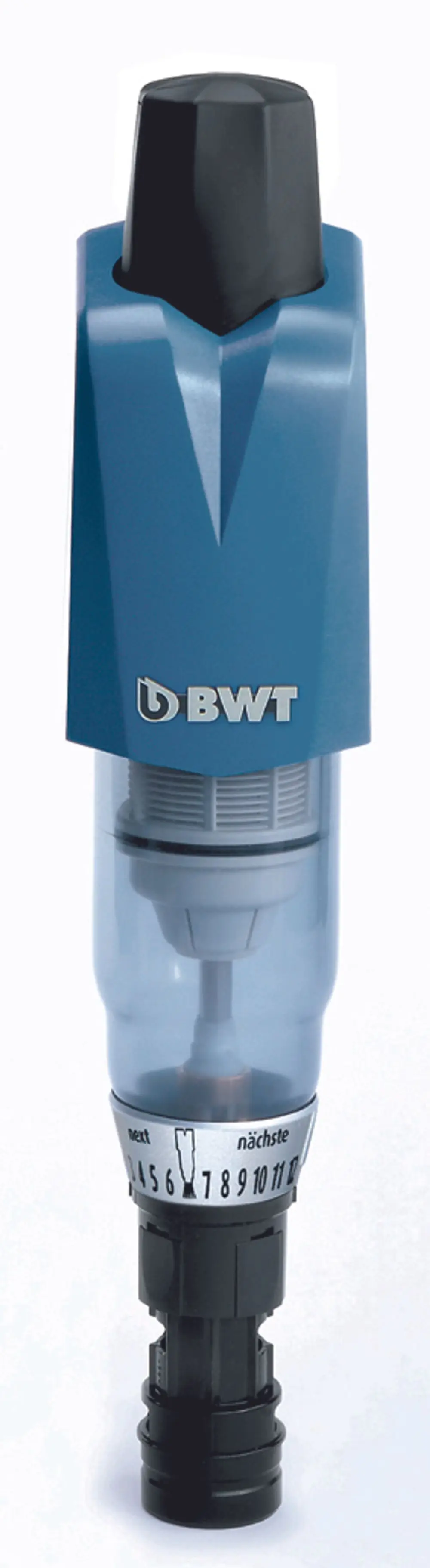 Rückspülfilter in blauer Farbe mit Sichtfenster und einem schwarzen oberen Deckel. BWT-Logo auf der Vorderseite, Drehmechanismus mit Zahlenangaben am unteren Ende.