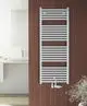 Zehnder Badheizkörper an einer Holzpaneelwand montiert, mit horizontalen Rippen und Mittel-/Seitenanschluss, vor einem modernen Badezimmer mit einem Waschbecken und Spiegel.