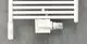 Weißer Zehnder-Badheizkörper mit geripptem Design, ausgestattet mit einem Thermostatventil und analoger Steuerung. Montiert an einer glatten Wand.