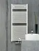 Weißer Badheizkörper von Zehnder mit horizontalen Lamellen, an einer grauen Wand montiert, neben einem runden Waschbecken auf einer Betonablage.