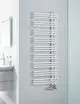 Zehnder Heizkörper in vertikaler Anordnung. Edelstahlrohre in gerader Form an einer hellen Wand, neben einem Waschbecken mit Badzubehör.